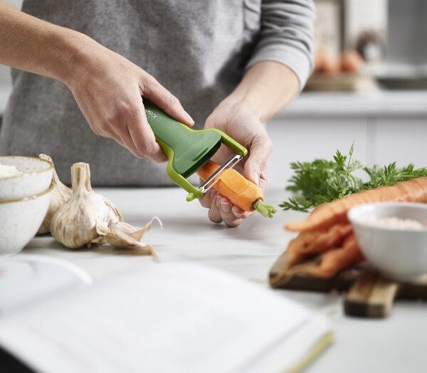 Safety Vegetable Peeler with Blade Guard   Smart & Sharp