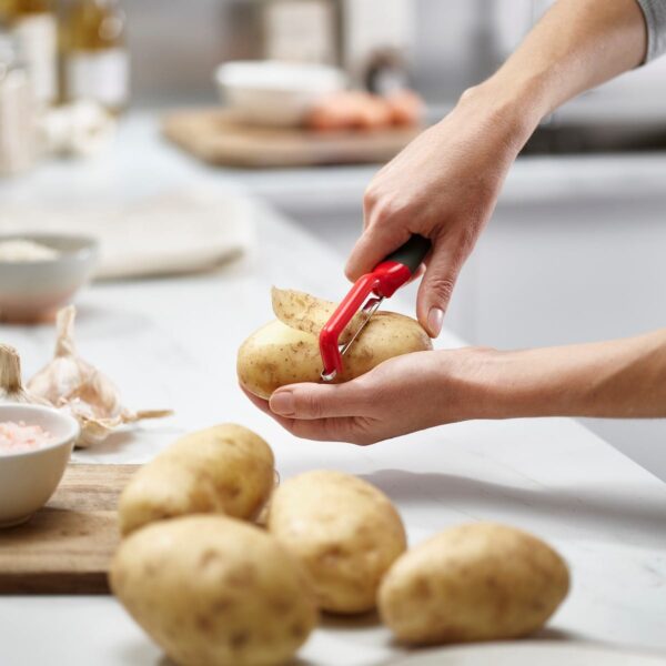 Joseph Joseph Duo Swivel Peeler - Red